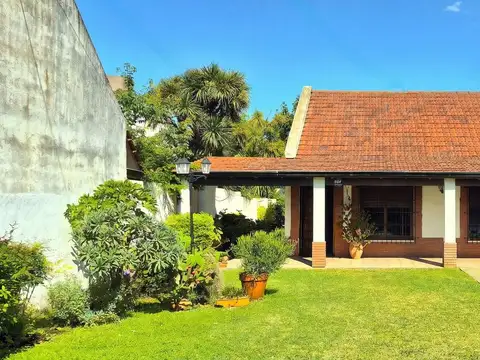 Chalet Tradicional con Quincho sobre Amplio Lote 