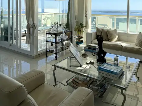 Departamento en Venta en Playa Mansa, USD 1.190.000