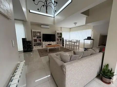 Casa 6 ambientes con 2 baños