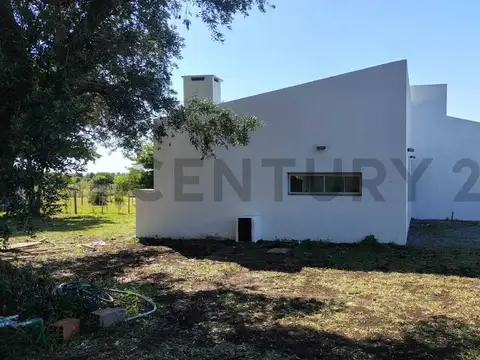 630 y 135 | Casa a estrenar sobre amplio lote – Barrio Aires de Arana