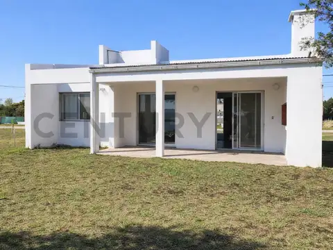 630 y 135 | Casa a estrenar sobre amplio lote – Barrio Aires de Arana