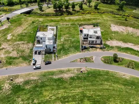 Lote al arroyo en venta en Azzurra