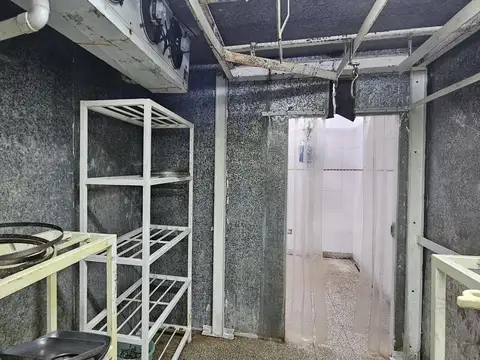 Alquiler local comercial con potencial alimenticio en pleno centro de V.G. Galvez. 202m2.