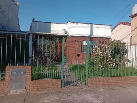 Venta casa 3 ambientes cochera y fondo-Apto Credito- Quilmes Oeste