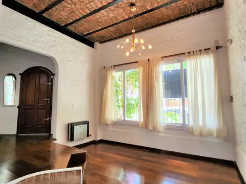 Venta casa 4 ambientes desarrollada en 2 plantas con escritorio, terraza y parrilla en Villa Lugano