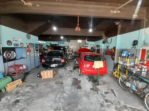 Venta Local en Avellaneda, Crucecita, taller con Patio.