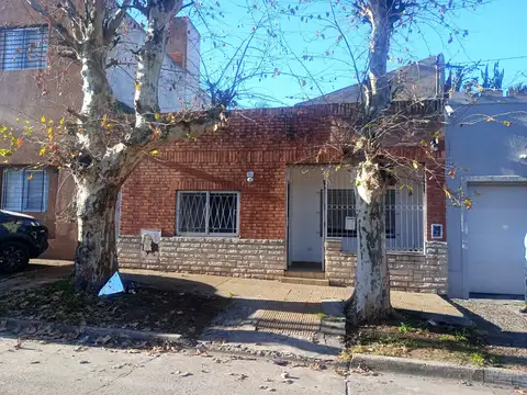 Casa en PH, totalmente independiente (dan todas a la calle) de 3 ambientes