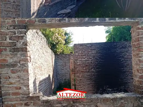 Casa con locales en venta en Pilar