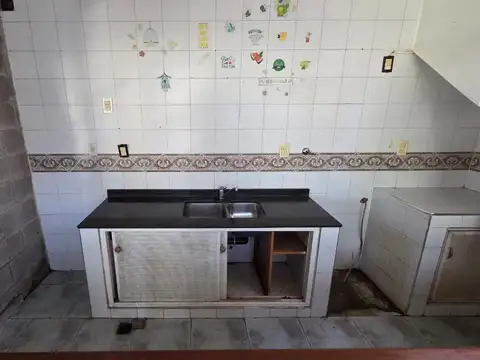 Gran casa 4 amb con garage cubierto, parrilla, terraza y jardin. Ubicado en Azul 298, Monte Grande