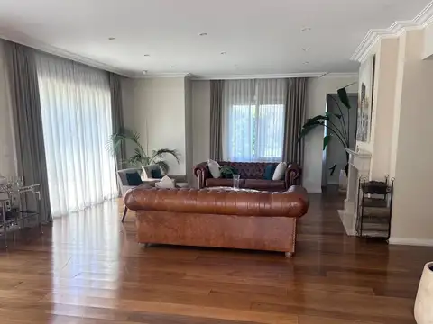Casa en Alquiler con 3 cocheras