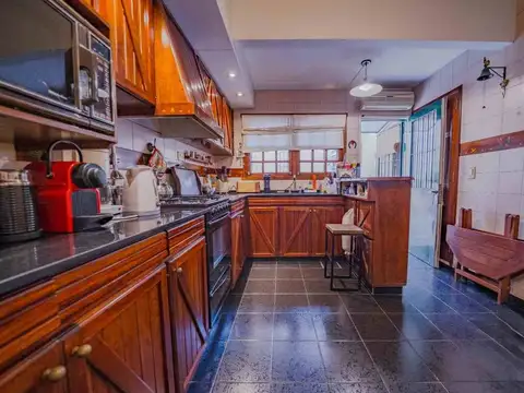 Casa 6 ambientes con 2 baños