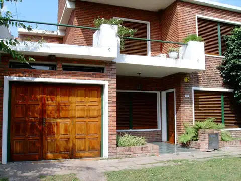 EXCELENTE CHALET 6 AMBIENTES CON COCHERA Y PISCINA