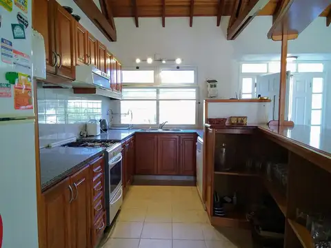 Muy linda casa ubicada a UNA CUADRA del mar en la calle Paraíso en Carilo.