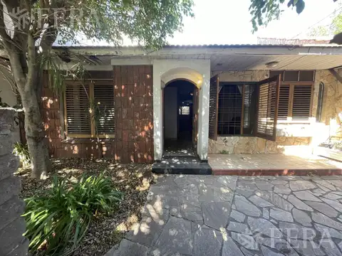 Venta casa de 4 ambientes con cochera en Bernal Oeste
