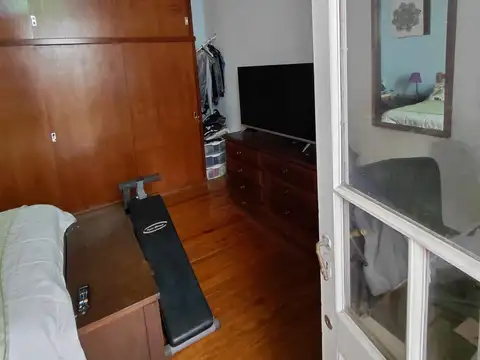OPORTUNIDAD DOS VIVIENDAS EN UN MISMO LOTE. CASA SOBRE LOTE PROPIO 8,66X60 MTS - CON UNIDADES INDEPENDIENTES - CASA AL FRENTE DE 2 AMB. CON TERRAZA+ CASA AL FONDO DE 4 AMB. CON GRAN PARQUE Y PILETA. IDEAL DOS FAMILIAS, RENTA O INVERSION-COCHERA - LAVADERO