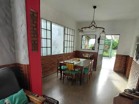 OPORTUNIDAD DOS VIVIENDAS EN UN MISMO LOTE. CASA SOBRE LOTE PROPIO 8,66X60 MTS - CON UNIDADES INDEPENDIENTES - CASA AL FRENTE DE 2 AMB. CON TERRAZA+ CASA AL FONDO DE 4 AMB. CON GRAN PARQUE Y PILETA. IDEAL DOS FAMILIAS, RENTA O INVERSION-COCHERA - LAVADERO