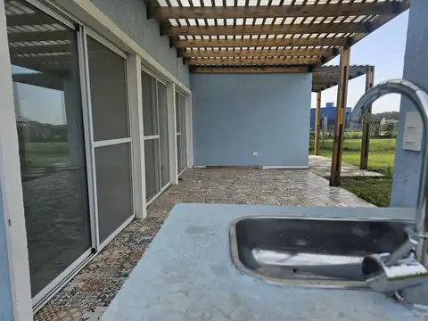 Casa en Alquiler con 2 cocheras