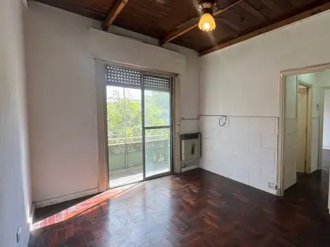 VENTA PH 2 AMBIENTES EN BARRACAS CON PATIO
