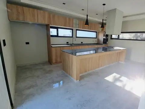 Casa 5 ambientes con 2 baños