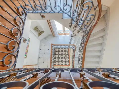 CASA 6 AMBIENTES CON COCHERA-PISCINA- SAINT THOMAS