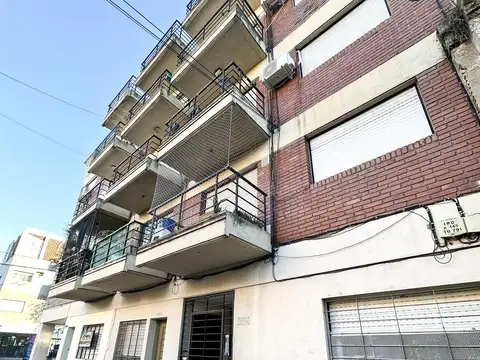 Venta Departamento dos dormitorios con patio. Pichincha - Rosario.