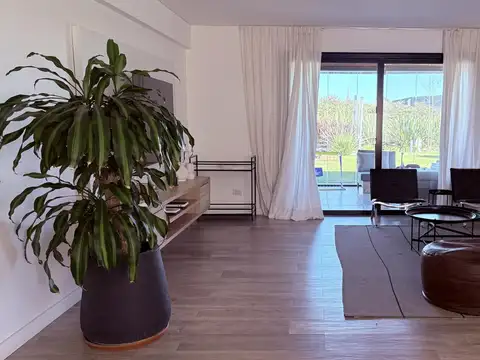Casa en Alquiler con 2 cocheras