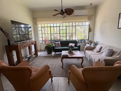 Casa con local comercial y 4 dormitorios, Paraná