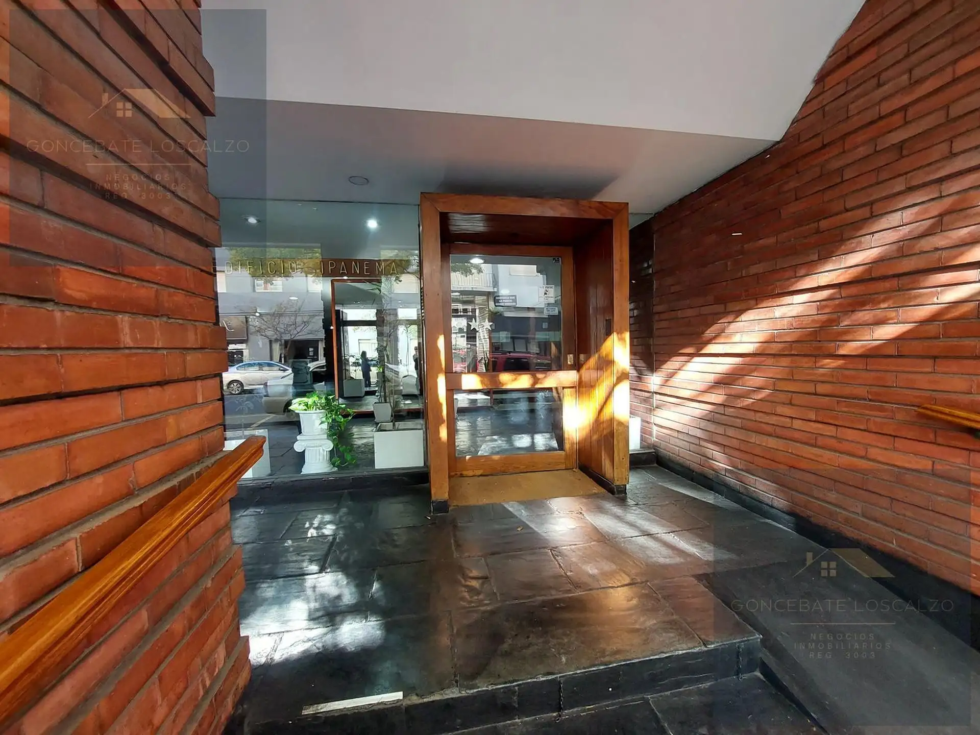 Depto 4 amb, 76m² con dependencia y patio con parrilla — Macrocentro