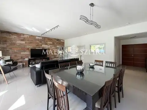 Casa en Venta con 2 cocheras