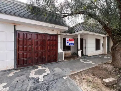 VENTA DE CASA CON PILETA EN B° LOS INMIGRANTES