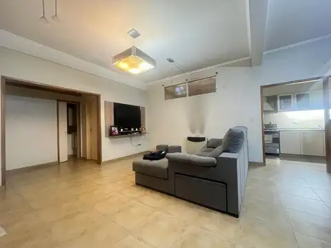 Casa 5 ambientes con 2 baños
