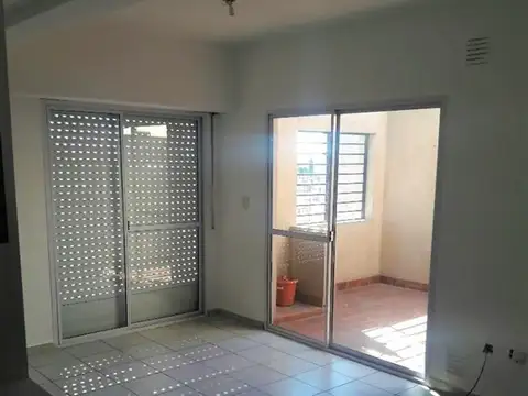 San Lorenzo 3799 Alquiler. Monoambiente grande con patio.