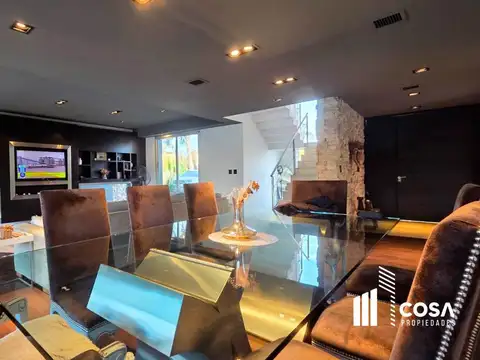Casa en Alquiler con 4 cocheras