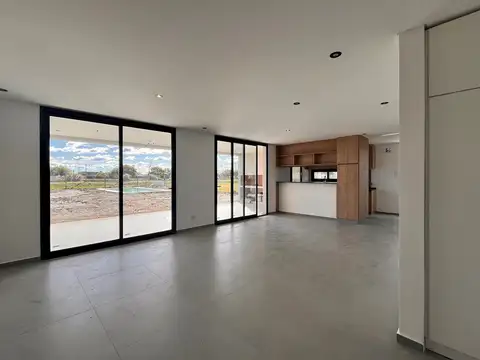Casa 5 ambientes con 3 baños
