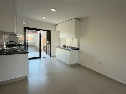Casa en Alquiler con 1 cochera