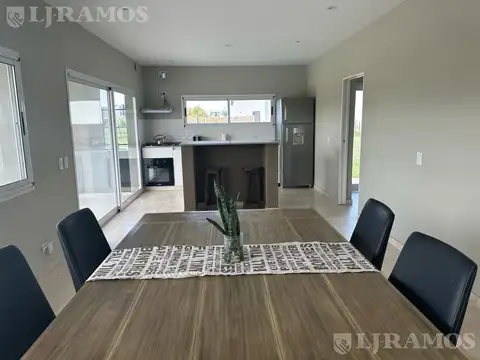 Casa 5 ambientes con 4 baños