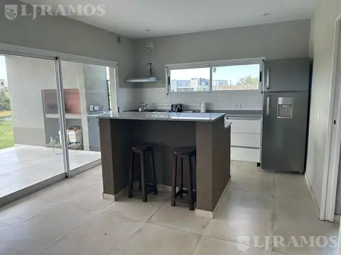 Casa en Alquiler con 6 cocheras