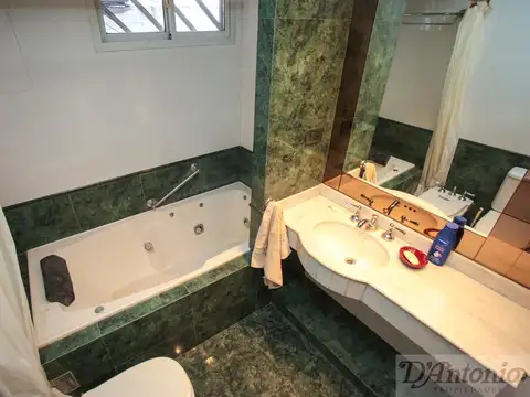 Casa de Estilo Ex Municipal 5 Ambientes Refaccionada con Patio y Terraza en Parque Chacabuco