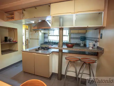Casa de Estilo Ex Municipal 5 Ambientes Refaccionada con Patio y Terraza en Parque Chacabuco