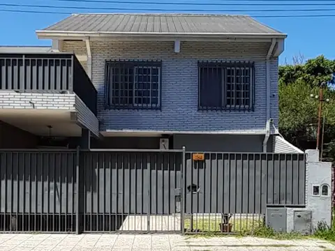 Casa con Departamento en planta alta en venta en Moron Sur