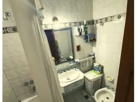 CASA 3 dormitorios con locales y cochera