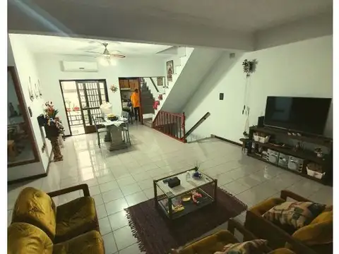 CASA 3 dormitorios con locales y cochera