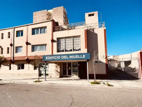 HOTEL EDIFICIO DEL MUELLE -
 Yrigoyen  entre Av. Roca y 25 de Mayo.-