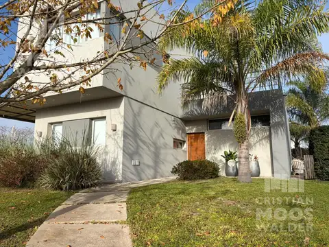 Casa tres dormitorios en Venta en Araucarias en Puertos del lago
