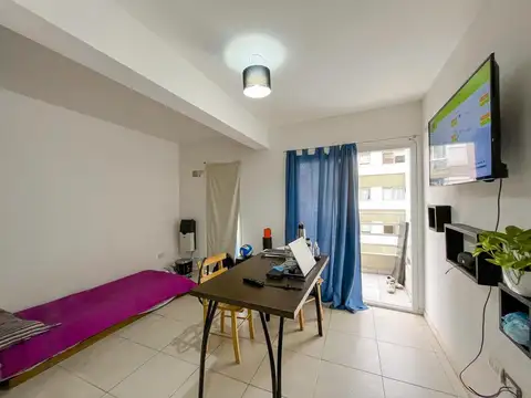 Amplio monoambiente con balcón al frente