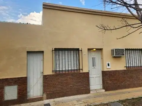 Casa 2 dormitorios con patio verde