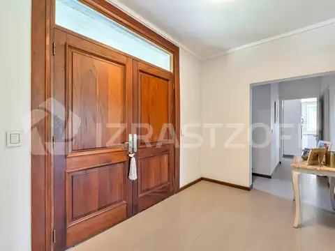 Casa 8 ambientes con 3 baños