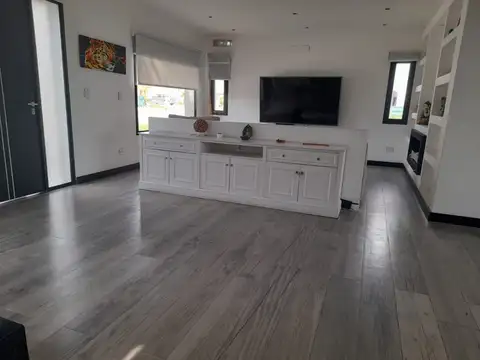 Casa 7 ambientes con 5 baños