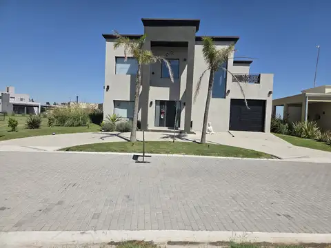 EXCELENTE CASA DE 6 AMBIENTES 360M2 CUBIERTOS