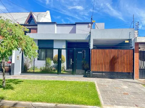 Casa recientemente reciclada, con jardín, pileta y galeria.